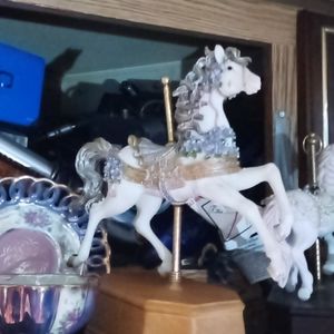 Musical caramel horses l